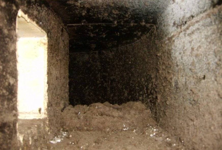 Слой пыли и волокон на стенках офисного воздуховода до чистки